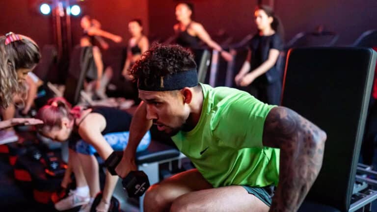 Ташкентский фитнес-зал, напоминающий ночной клуб, вызвал споры в Сети