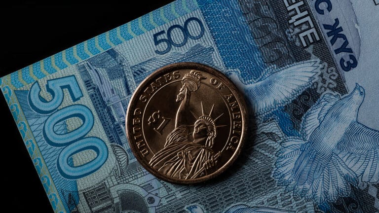 Кому выгодно, чтобы вы бежали в обменники за долларом, рассказал эксперт