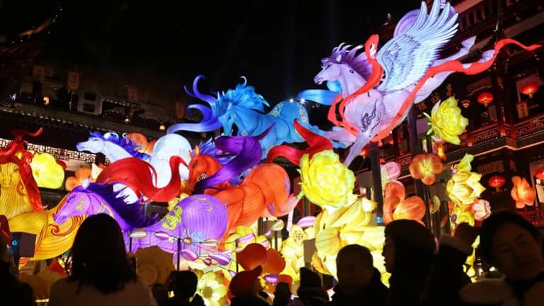 Китай отметил Новый год в красных огнях, инсталляциях и с шоу дронов