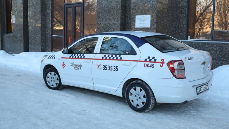 Казахстанские таксисты жалуются на низкий доход из-за Рамадана и хотят повысить цены