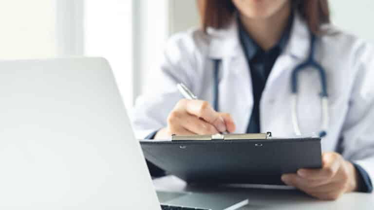 Как не стать жертвой врачей без лицензии и нелегальных клиник, объяснили в Минздраве