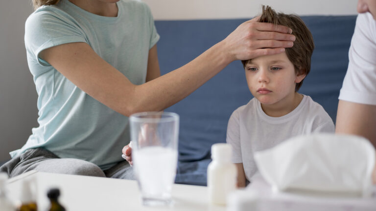 В почти 100 школах и детских садах Алматы выявили очаги кори