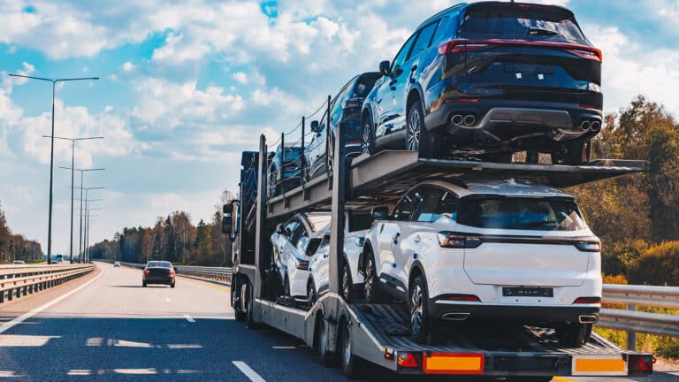 В Казахстан везут проблемные авто из ОАЭ и стран Балтии