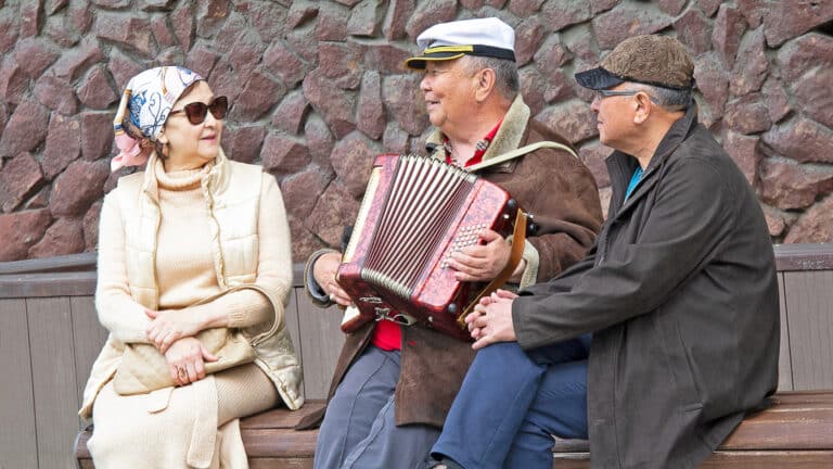 Жить на пенсии в Казахстане комфортнее, чем в России и Беларуси, показал опрос