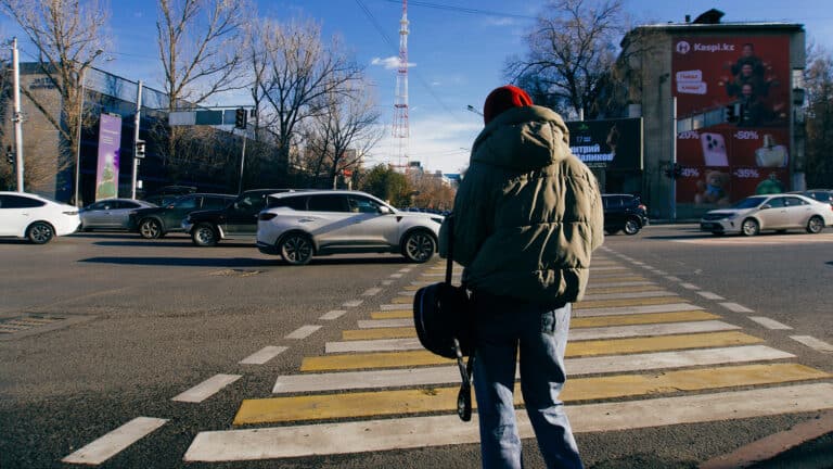 Алматинцы путаются на новых диагональных переходах на перекрестках без разметки