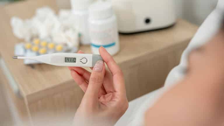 Когда температуру нужно сбивать, а когда — нет