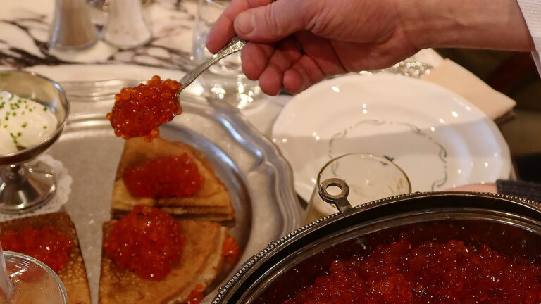 Алматинцы отправились в один из ресторанов города за блинами с безлимитной икрой