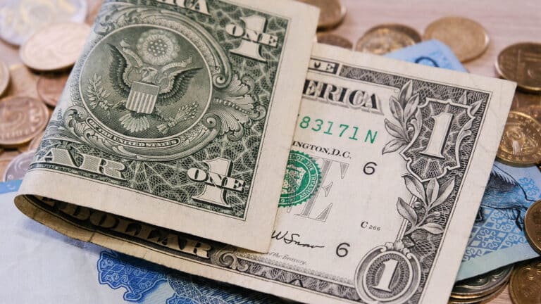 Тенге снова ослаб до 500 за доллар