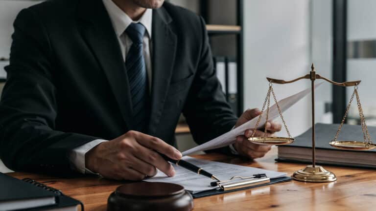 Около 400 обманутых дольщиков больше трех лет ждали суда над застройщиком в Астане 