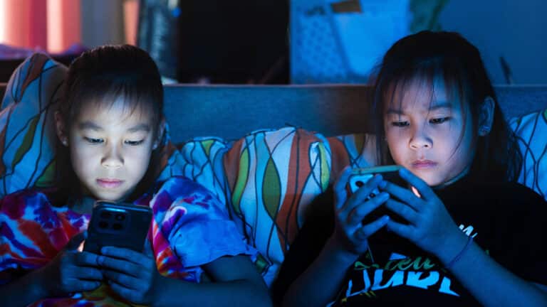 Как ограничить соцсети детям в Казахстане решат до конца 2026 года