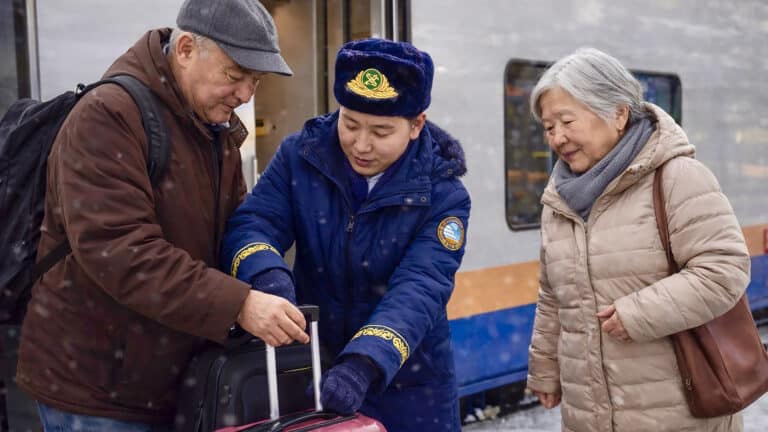 Пенсионерам и студентам снизили цены на ж/д билеты