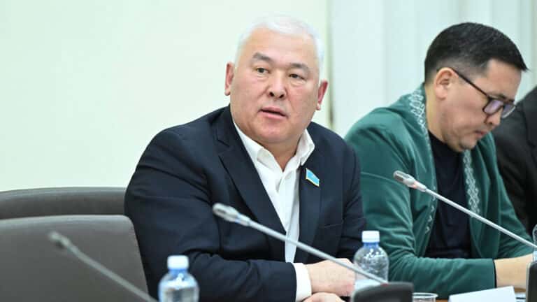 Депутат назвал форму Казахстана сделанной «наспех» и купленной «с барахолки»