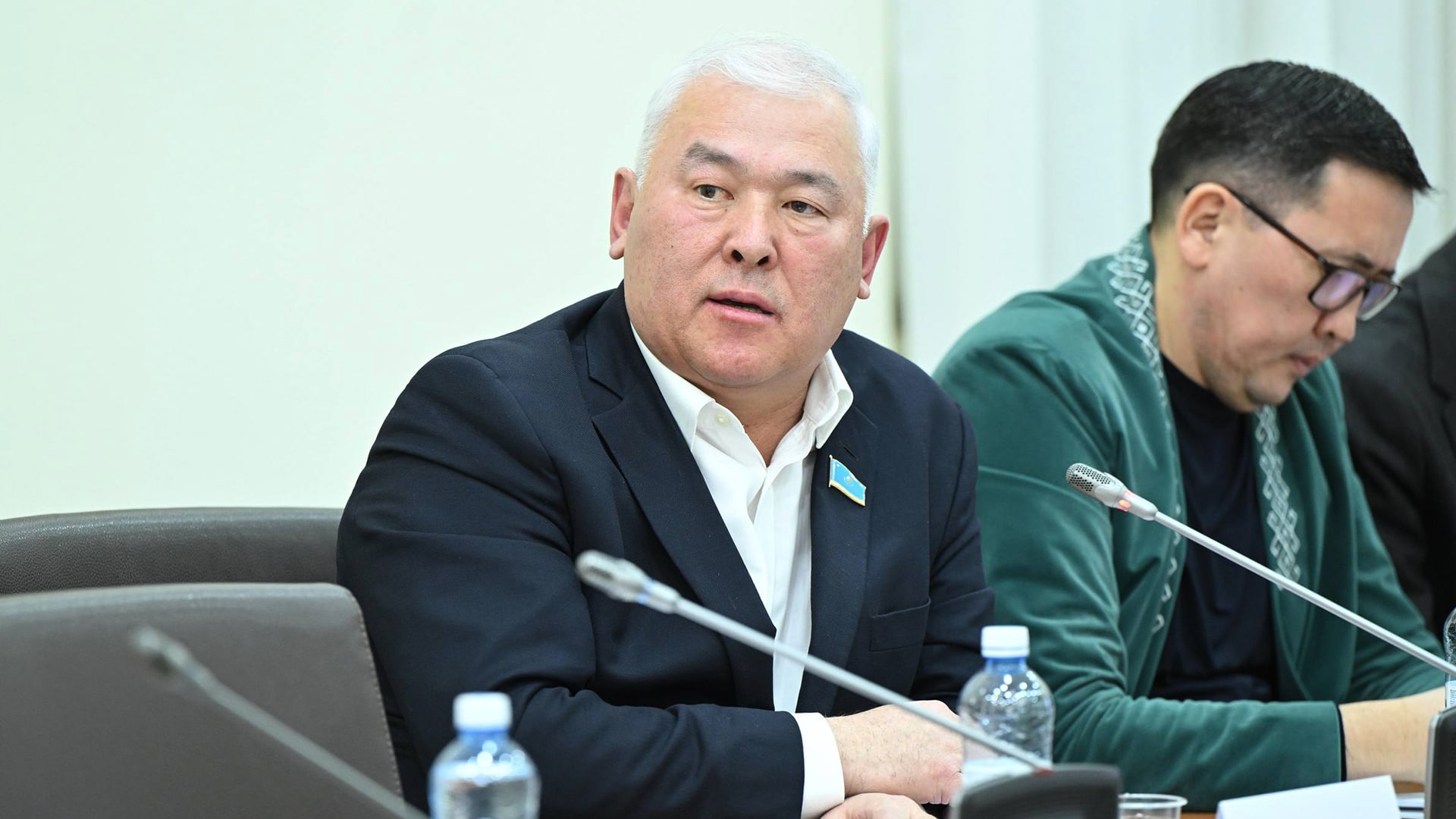 Депутат назвал форму Казахстана сделанной «наспех» и купленной «с барахолки»