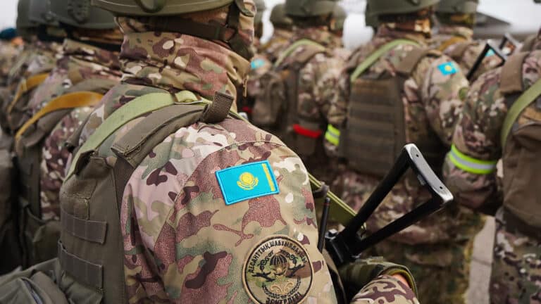 В армии Казахстана расследуют случай неуставных отношений после избиения солдата