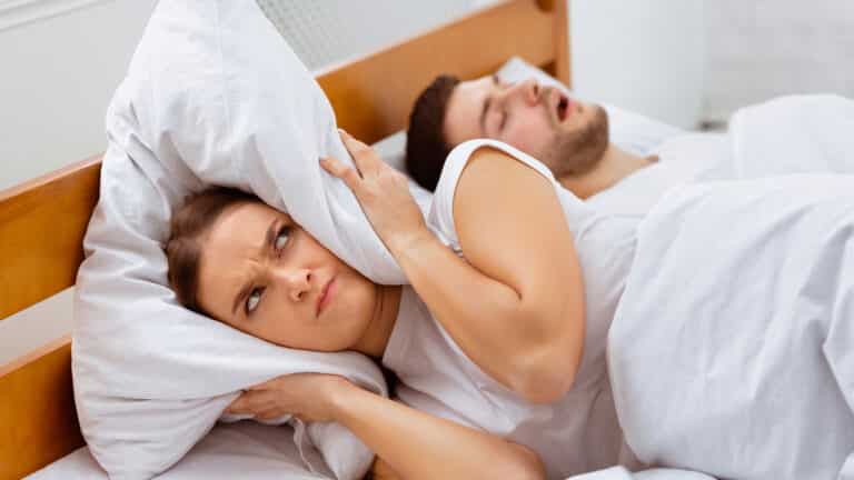 Почему мы храпим во сне и когда это опасно