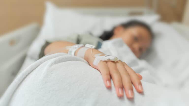 16-летняя школьница в СКО пыталась покончить с собой выпив уксус и получила ожоги