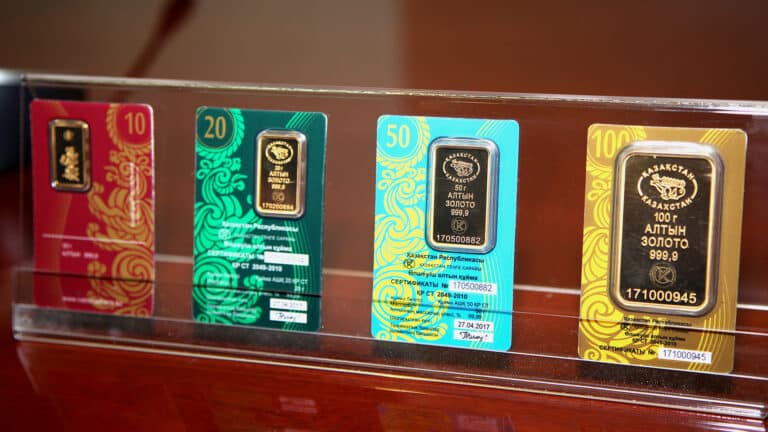 Аналитик: Казахстан продавал золото на низких ценах и скупал на высоких