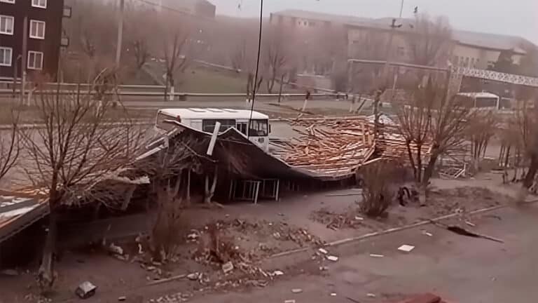 Снег, гололед и ветер срывают рейсы, блокируют дороги и сносят крыши в Казахстане