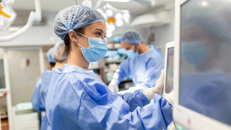 У девочки-подростка в Туркестане достали из желудка почти килограмм волос