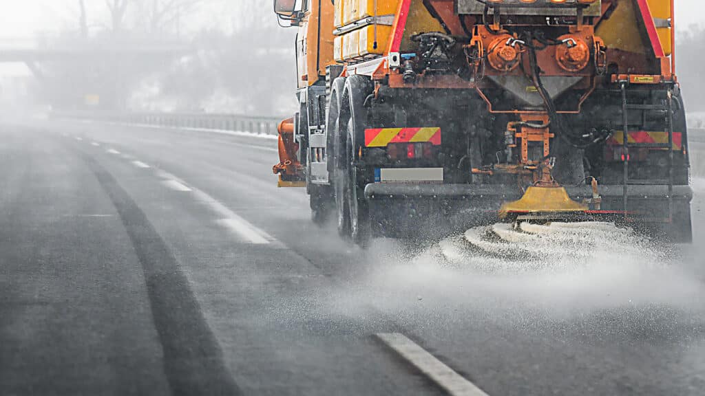 «Булыжники вместо песка» – водители возмутились обработкой трассы под Карагандой