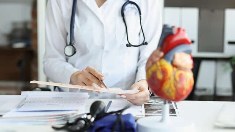 Инфаркт у женщин и мужчин — одинаково ли проявляется