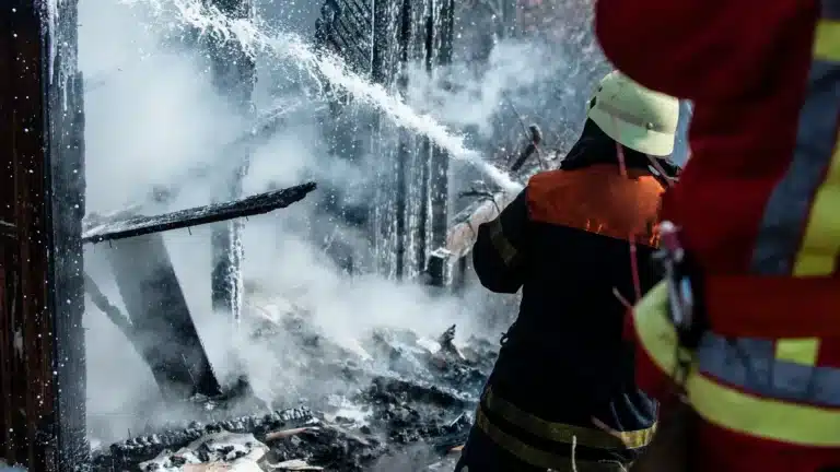 В Павлодаре ликвидировали пожар на строящемся мосту