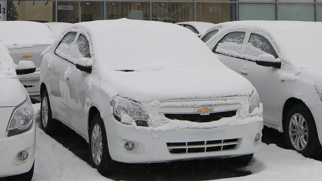 Chevrolet Cobalt завелся после недели простоя в мороз −36 градусов в Аксу