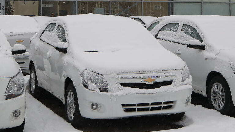 Chevrolet Cobalt завелся после недели простоя в мороз −36 градусов в Аксу