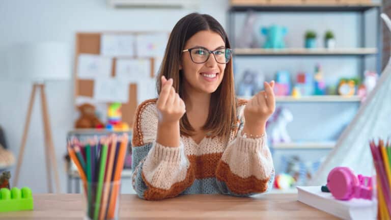 Учитель частной школы в Казахстане зарабатывает 550 тыс. тенге