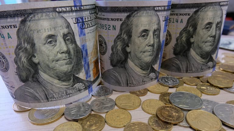 Доллар вновь начал дорожать