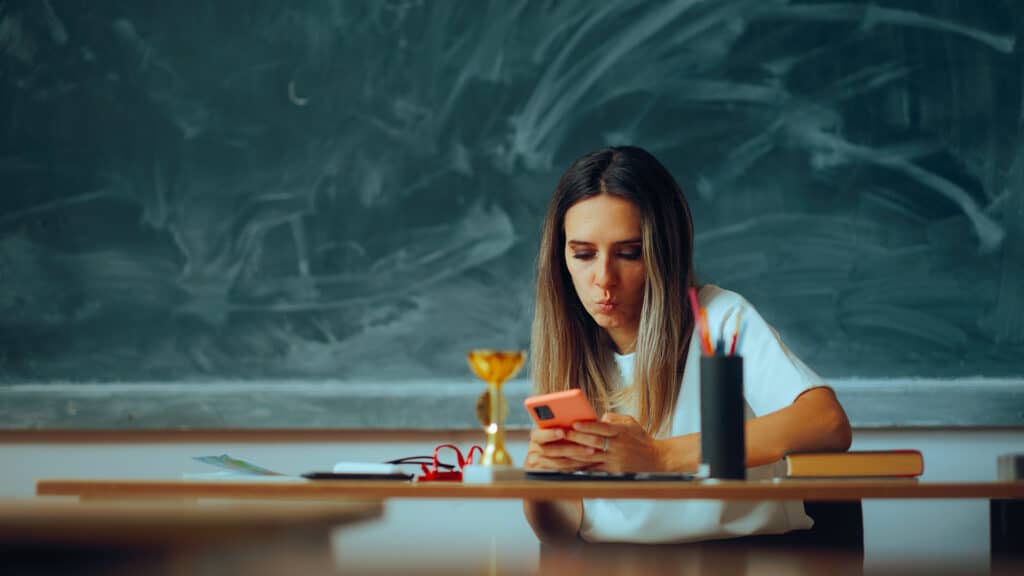 Казахстанских учителей защитят от рилсов и ночных сообщений в WhatsApp