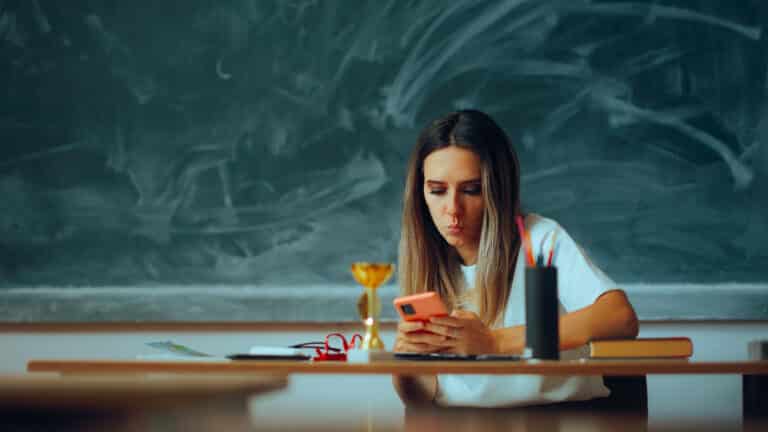 Казахстанских учителей защитят от рилсов и ночных сообщений в WhatsApp