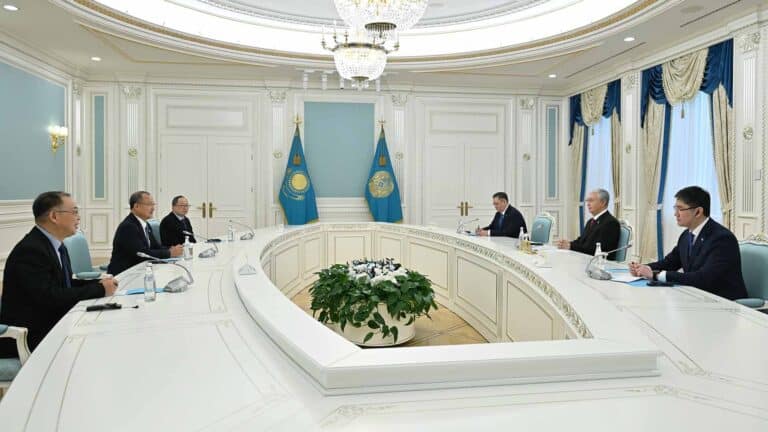 Токаев провел встречи с руководством Sunwah Group и АБИИ