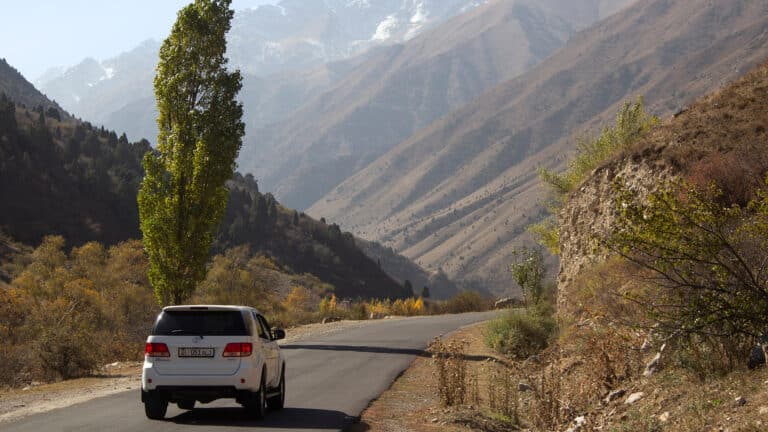 Живописную дорогу вдоль тянь-шаньских гор начали строить в Чолпон-Ате