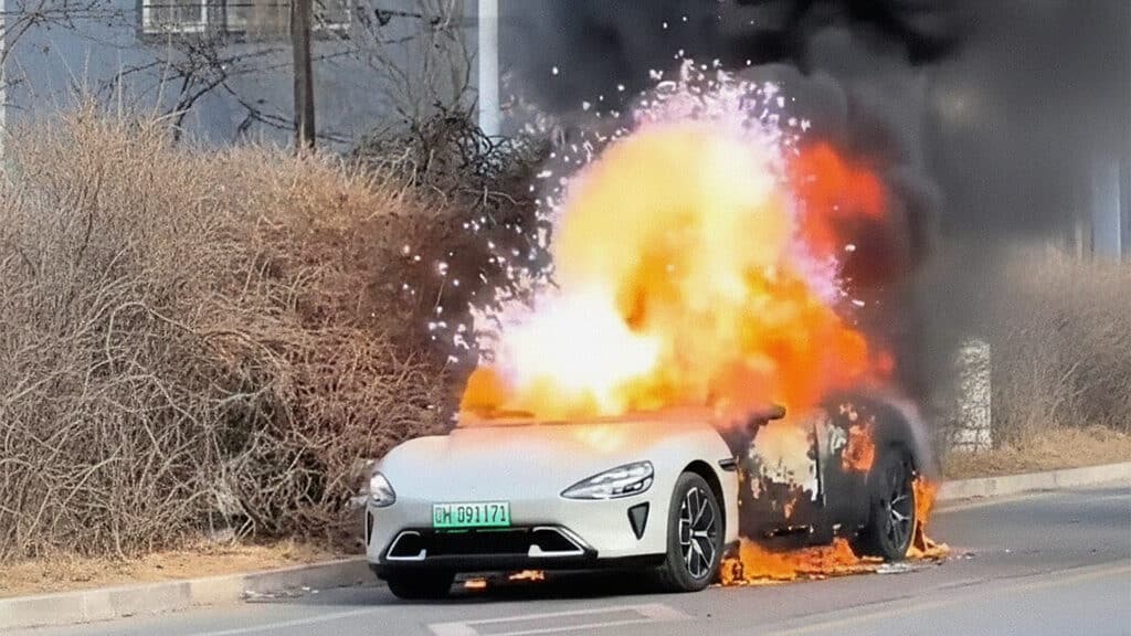 Xiaomi объяснила задымление и пожар в салоне SU7