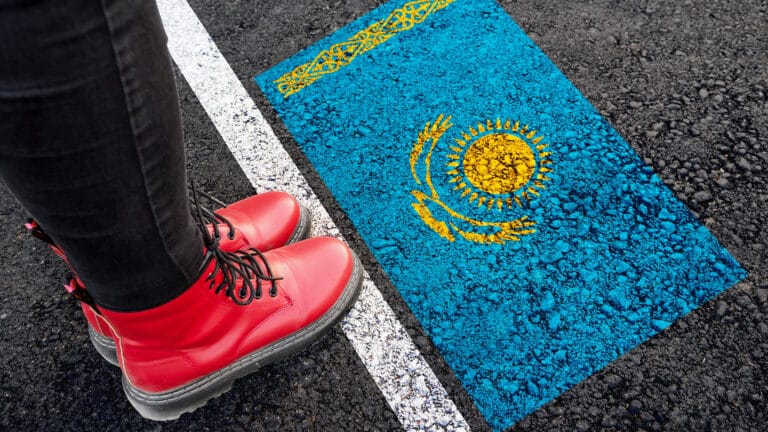 В Казахстан стало приезжать меньше мигрантов