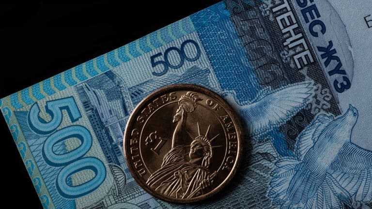 Доллар приблизился к отметке 490 тенге: что будет дальше