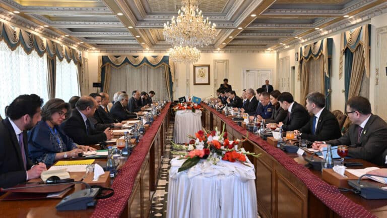 Токаев пригласил премьер-министра Пакистана посетить Казахстан