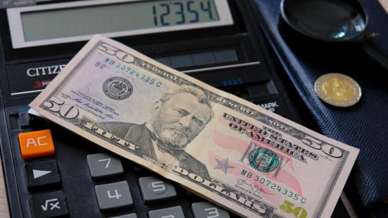 Как и когда лучше покупать доллары по выгодному курсу, рассказал инвестор