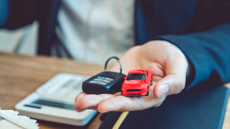 Казахстанец, построивший визит-центр выше Шымбулака, стал единоличным владельцем МФО