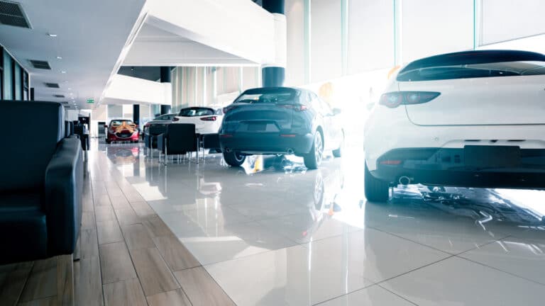 Эксперт предостерег казахстанцев от покупки LiXiang или BMW в Бишкеке