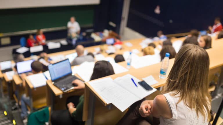 Преподавателям вузов в Казахстане хотят резко сократить рабочие часы