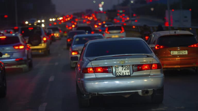 Автовладельцы возмутились очередями и коррупцией в спецЦОНах Алматы