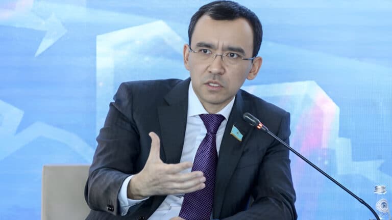 Ашимбаев раскритиковал все партии Казахстана, кроме одной