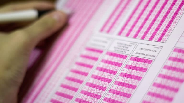 Депутат обвинил школы в том, что ЕНТ провалил каждый четвертый