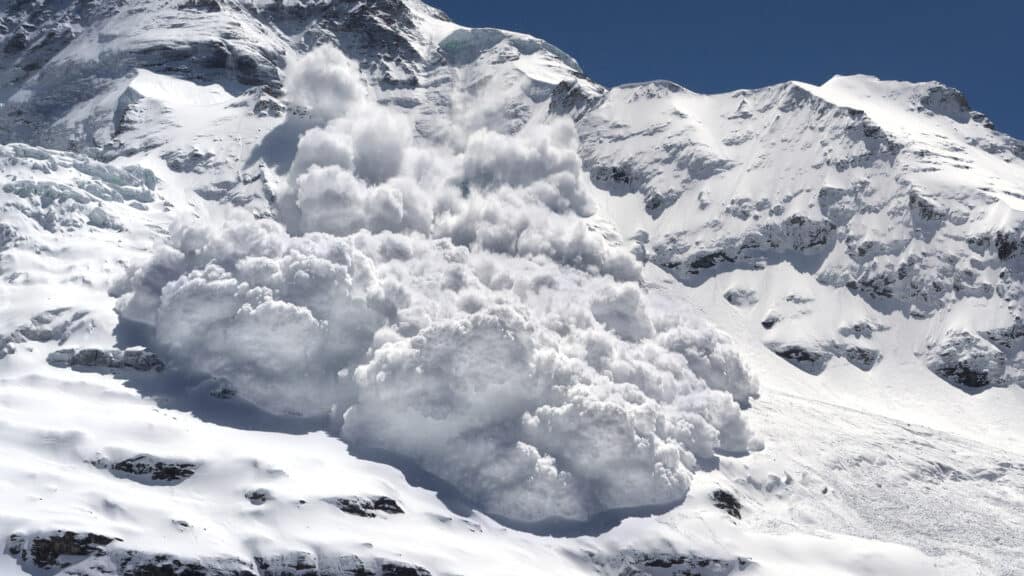 Лавины угрожают туристам в горах Алматы