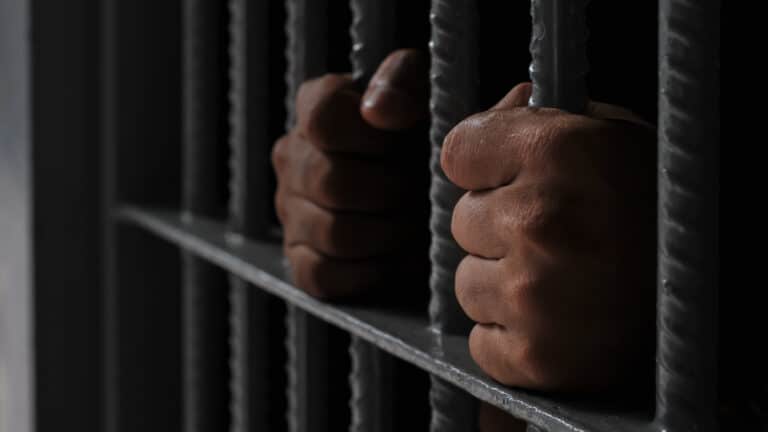 Мужчина получил 15 суток за пугающий инцидент с девочкой в лифте в Астане