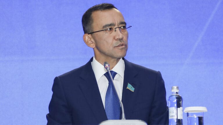 «Спрашивайте у новых людей»: Ашимбаев высказался о переходе власти в парламенте