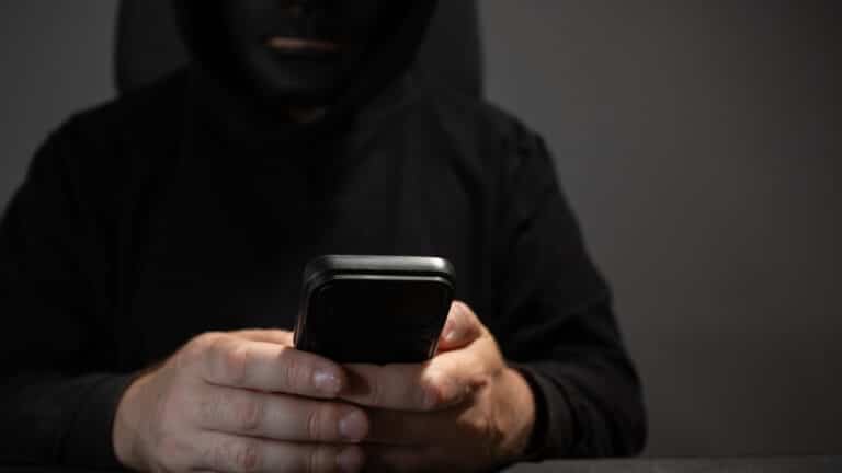 Сталкер в Аксу год травил девушку фейковыми аккаунтами и слухами об интимных услугах