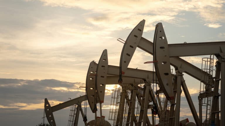 Депутат призвал добывать больше нефти из-за падения доходов бюджета